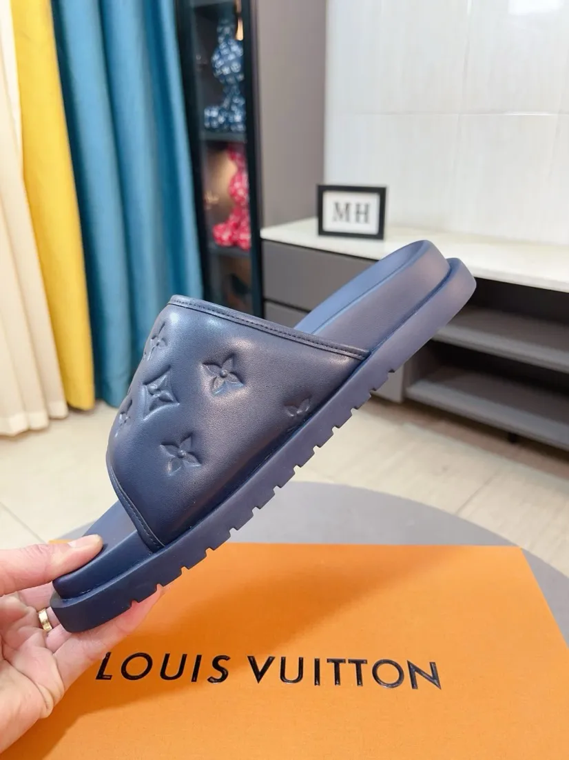 Men's shoes 💰360🌹🌹 (lv-Louis Vuitton) new men's sandals, high-end boutique, exquisite embossed logo decoration on the upper, fine workmanship, super soft soles, casual, loose and comfortable, a must-have in summer! \nsize：38-44